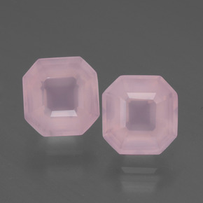 3.77カラットの天然ローズピンクローズクォーツ（7.6×7.6 mm・エメラルドカット）