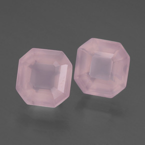 3.77カラットの天然ローズピンクローズクォーツ（7.6×7.6 mm・エメラルドカット）