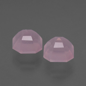 3.77カラットの天然ローズピンクローズクォーツ（7.6×7.6 mm・エメラルドカット）
