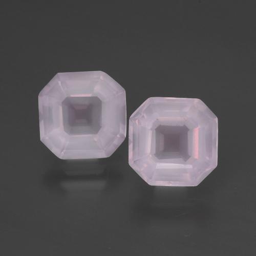 3.47カラットの天然非常に薄いローズピンクローズクォーツ（7.6×7.6 mm・エメラルドカット）