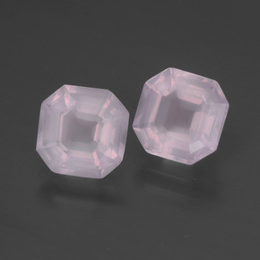 3.47カラットの天然非常に薄いローズピンクローズクォーツ（7.6×7.6 mm・エメラルドカット）