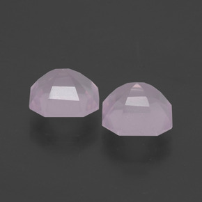 3.47カラットの天然非常に薄いローズピンクローズクォーツ（7.6×7.6 mm・エメラルドカット）