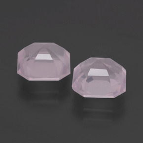 カラットの天然ピンクローズクォーツ（7.9×7.9 mm・エメラルドカット）