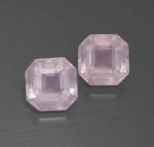 3.76カラットの天然ライトピンクローズクォーツ（7.7×7.6 mm・エメラルドカット）