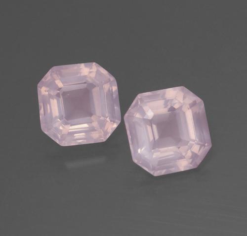 3.76カラットの天然ライトピンクローズクォーツ（7.7×7.6 mm・エメラルドカット）