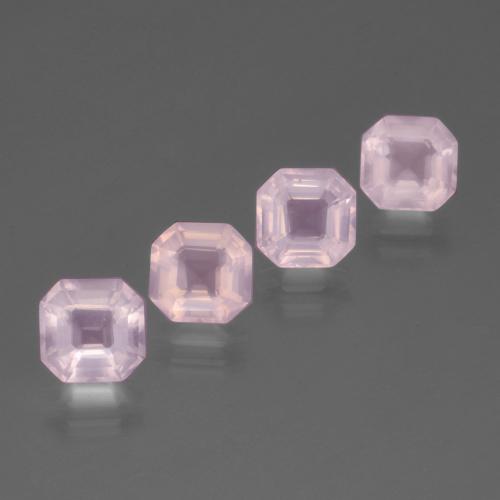 7.24カラットの天然バブルガムピンクローズクォーツ（7.6×6.8 mm・エメラルドカット）
