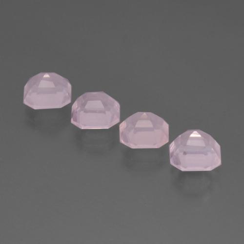 7.24カラットの天然バブルガムピンクローズクォーツ（7.6×6.8 mm・エメラルドカット）
