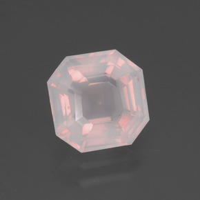 2.67カラットの天然非常に薄いローズピンクローズクォーツ（8.7×8.6 mm・エメラルドカット）