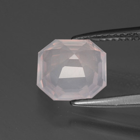 2.67カラットの天然非常に薄いローズピンクローズクォーツ（8.7×8.6 mm・エメラルドカット）