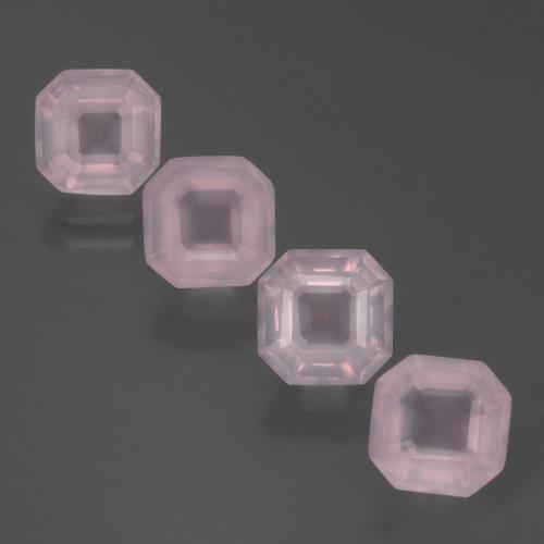 7.26カラットの天然ローズピンクローズクォーツ（7.6×7.6 mm・エメラルドカット）