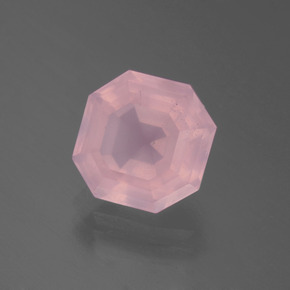 3.98カラットの天然ミディアムローズピンクローズクォーツ（9.8x9.7 mm・エメラルドカット）