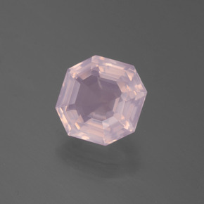 2.30カラットの天然ライトピンクローズクォーツ（8.4×8.3 mm・エメラルドカット）