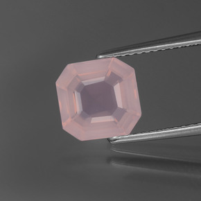 2.20カラットの天然ライトピンクローズクォーツ（8.4×8.3 mm・エメラルドカット）