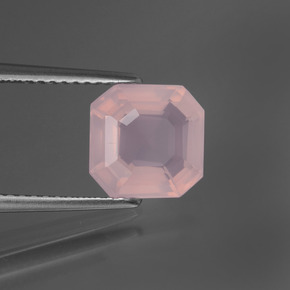 2.20カラットの天然ライトピンクローズクォーツ（8.4×8.3 mm・エメラルドカット）