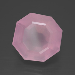 12.44カラットの天然バブルガムピンクローズクォーツ（14.7×14.4 mm・エメラルドカット）