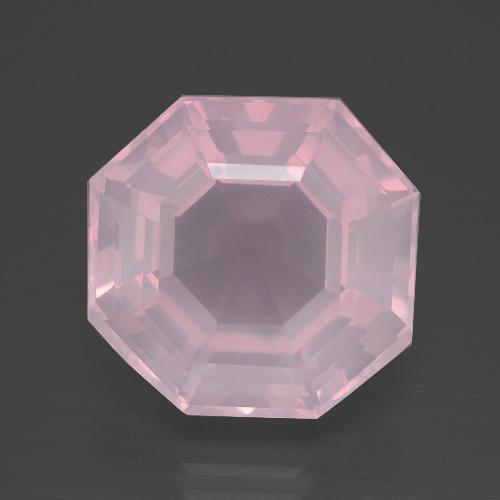 13.25カラットの天然ライトピンクローズクォーツ（15.2×14.8 mm・エメラルドカット）