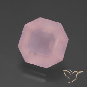 6.75カラットの天然ミディアムローズピンクローズクォーツ（12.3×12.2 mm・エメラルドカット）