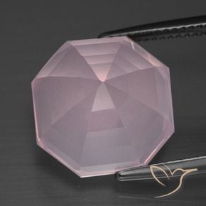 13.57カラットの天然バブルガムピンクローズクォーツ（14.1×14.1 mm・エメラルドカット）