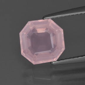 2.79カラットの天然ミディアムローズピンクローズクォーツ（8.6×8.5 mm・エメラルドカット）