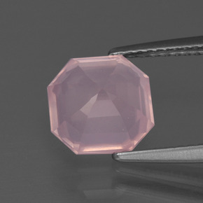 2.79カラットの天然ミディアムローズピンクローズクォーツ（8.6×8.5 mm・エメラルドカット）