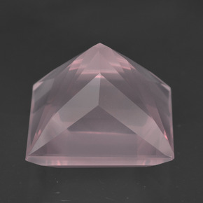16.77カラットの天然ピンクローズクォーツ（14.6×14.5 mm・四角）