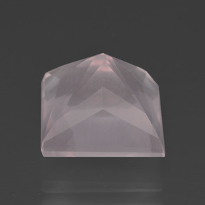 7.81カラットの天然ライトピンクローズクォーツ（11.6×11.4 mm・四角）