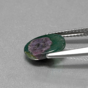 2.25カラットの天然バイカラーフックサイト入りルビー（10.3×8.2 mm・オーバルカット）