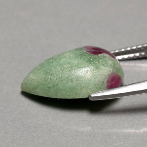 5.73カラットの天然マルチカラールビーゾイサイト（14.6×10.2 mm・洋梨の形）