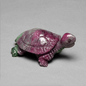 46.70カラットの天然マルチカラールビーゾイサイト、ファンシーシェイプ、オペーク