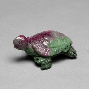 46.70カラットの天然マルチカラールビーゾイサイト、ファンシーシェイプ、オペーク