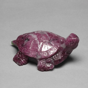 102.50カラットの天然マルチカラールビーゾイサイト、ファンシーシェイプ、オペーク