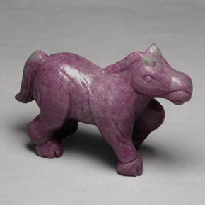 246.79カラットの天然マルチカラールビーゾイサイト、ファンシー、オペーク