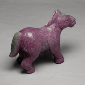 246.79カラットの天然マルチカラールビーゾイサイト、ファンシー、オペーク