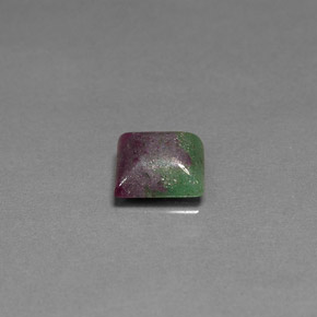 2.33カラットの天然マルチカラールビーゾイサイト（7.8×7.6 mm・四角）