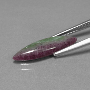 2.59カラットの天然マルチカラールビーゾイサイト（18.2×5.5 mm・マーキス）