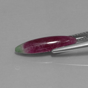 3.94カラットの天然マルチカラールビーゾイサイト（18.4×5.6 mm・マーキス）