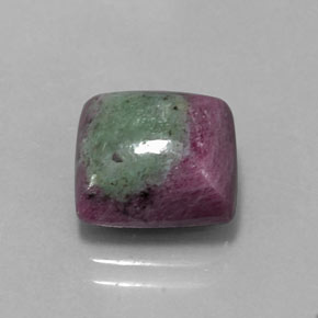 7.62カラットの天然マルチカラールビーゾイサイト（10.5×9.8 mm・四角）