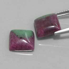 カラットの天然マルチカラールビーゾイサイト（11.3×11 mm・四角）