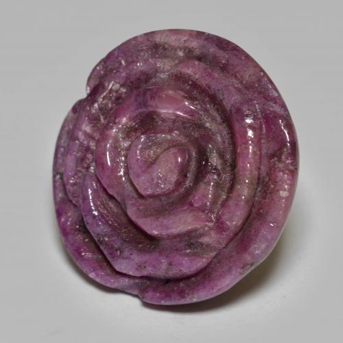 32.56カラットの天然ミディアムダークパープルルビーゾイサイト（20.2×20 mm・フラワーカット）