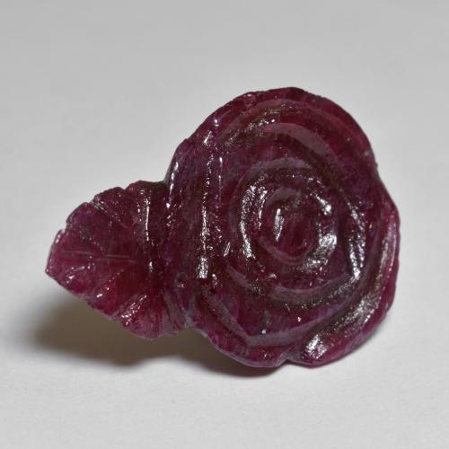 13.57カラットの天然ミディアムダークパープルルビーゾイサイト（23.2×16.3 mm・フラワーカット）