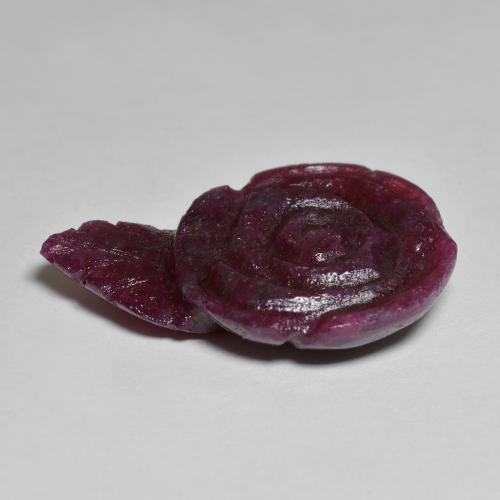 13.57カラットの天然ミディアムダークパープルルビーゾイサイト（23.2×16.3 mm・フラワーカット）