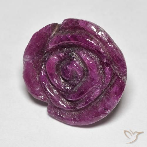 15.77カラットの天然Medium Dark-Purpleルビーゾイサイト、フラワーカット、オペーク