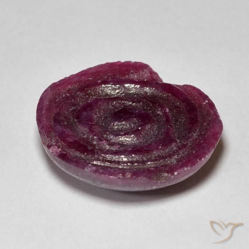 12.46カラットの天然Medium Dark Reddish-Purpleルビーゾイサイト、フラワーカット、オペーク
