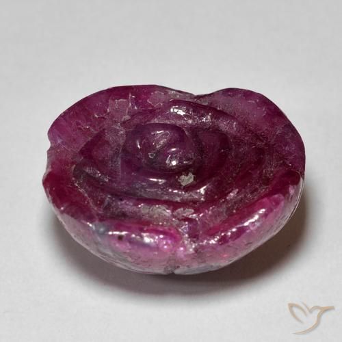18.36カラットの天然Medium Dark Reddish-Purpleルビーゾイサイト、フラワーカット、オペーク