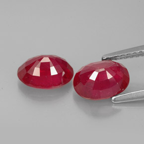 カラットの天然レッドルビー（8.1×6.2 mm・オーバルカット）