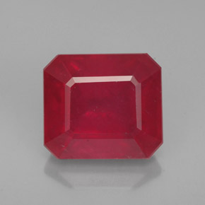 4.93カラットの天然レッドルビー（9.4×8.4 mm・エメラルドカット）