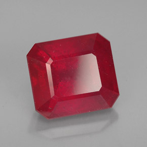 4.93カラットの天然レッドルビー（9.4×8.4 mm・エメラルドカット）
