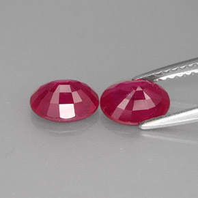 カラットの天然ピンクレッドルビー（7×5.2 mm・オーバルカット）