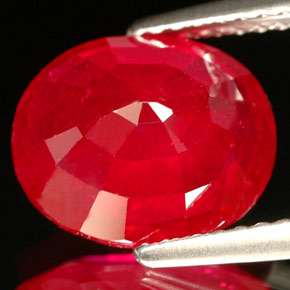4.56カラットの天然レッドルビー（10.2×8.6 mm・オーバルカット）