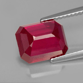 4.68カラットの天然ピンクレッドルビー（9.9×8.1 mm・エメラルドカット）